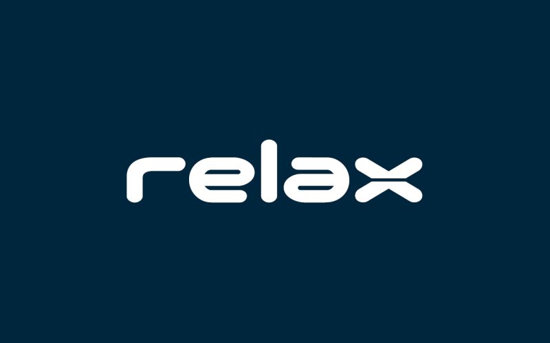Logo Relax bianco su sfondo blu