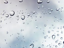 Box doccia pulito e igienizzato gocce di liquido su vetro