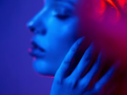 Donna cromoterapia doccia con luci rosse e blu