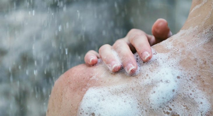 Errori doccia utilizzo prodotti aggressivi su pelle con schiuma
