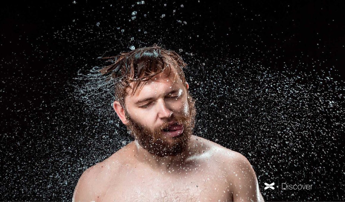 Doccia fredda uomo sotto si scuote dall'acqua