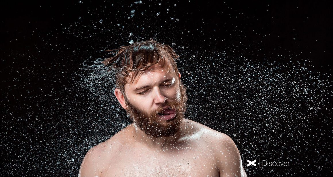 Doccia fredda uomo sotto si scuote dall'acqua