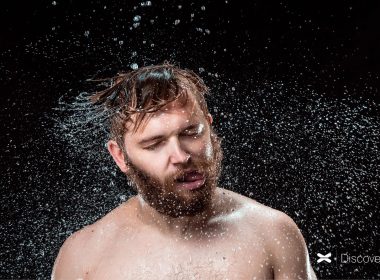 Doccia fredda uomo sotto si scuote dall'acqua
