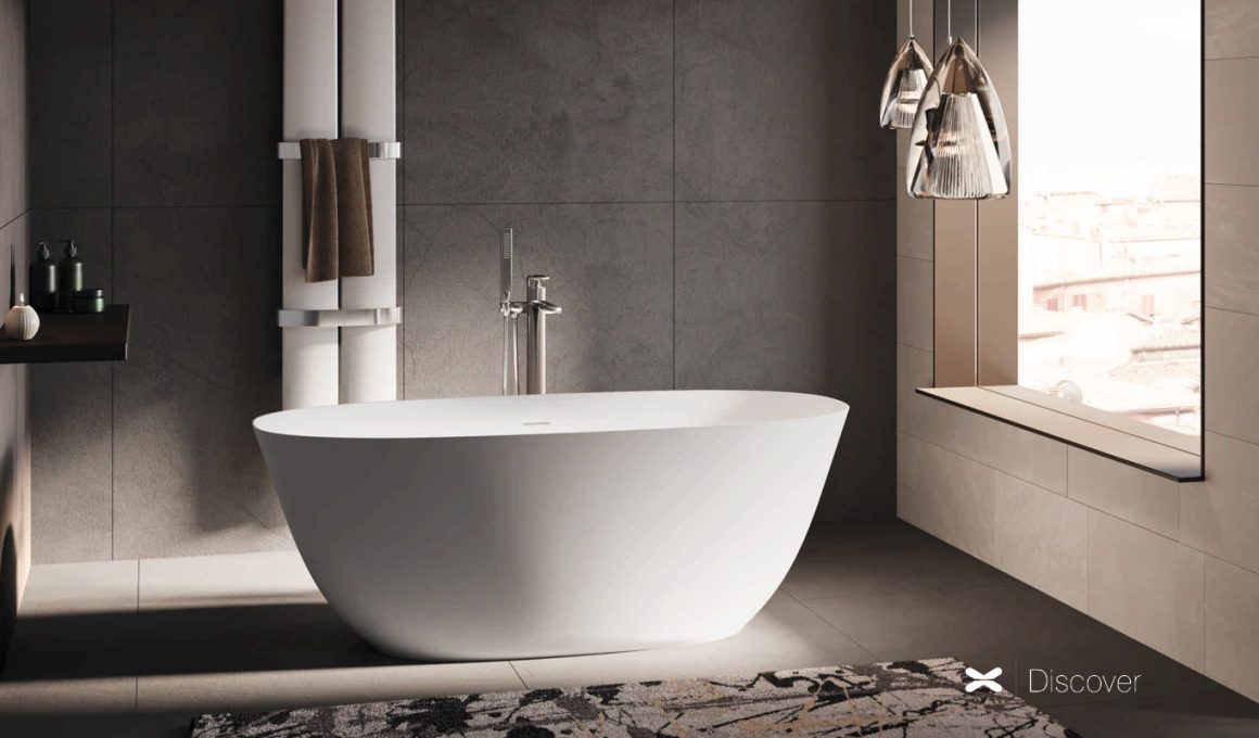 vasca da bagno in camera tappeto e ambiente con finestra