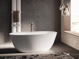 vasca da bagno in camera tappeto e ambiente con finestra
