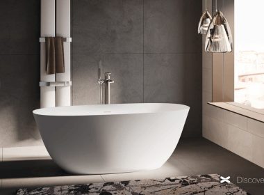 vasca da bagno in camera tappeto e ambiente con finestra