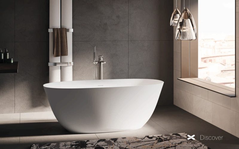 vasca da bagno in camera tappeto e ambiente con finestra