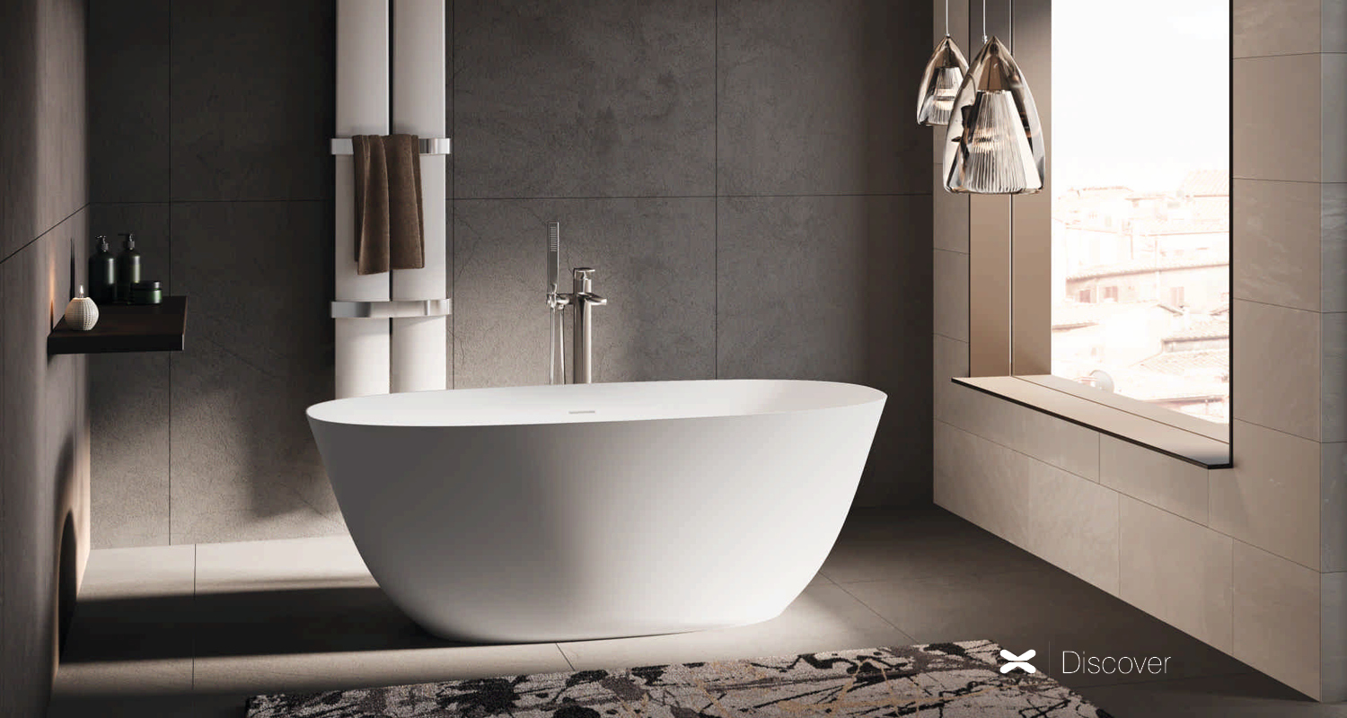 vasca da bagno in camera tappeto e ambiente con finestra