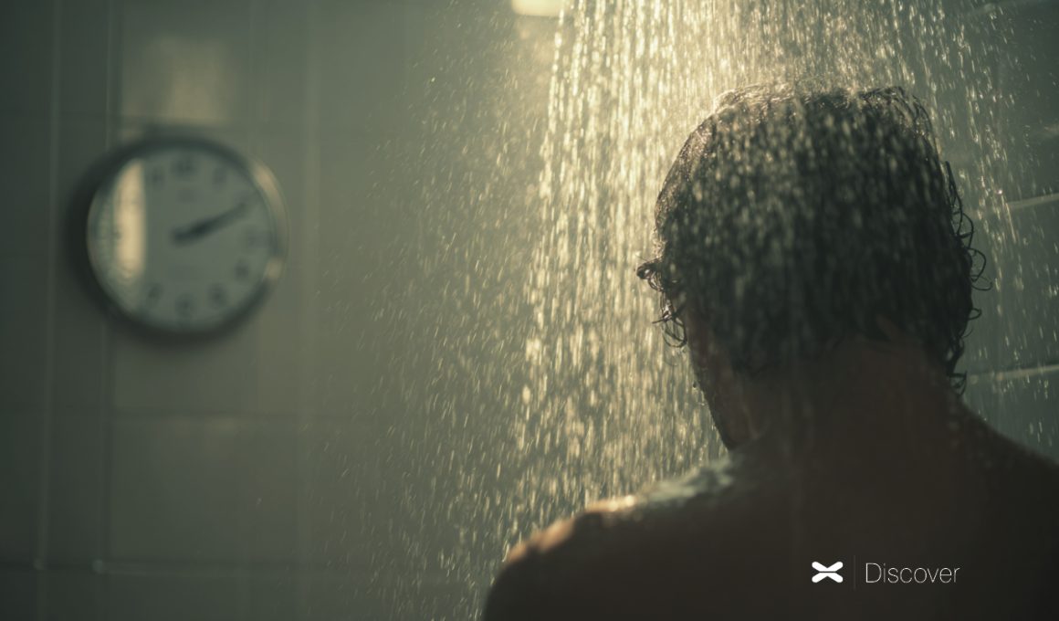 uomo doccia orologio acqua corrente