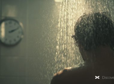 uomo doccia orologio acqua corrente