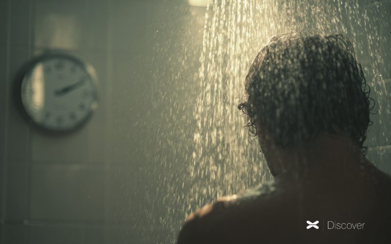 uomo doccia orologio acqua corrente