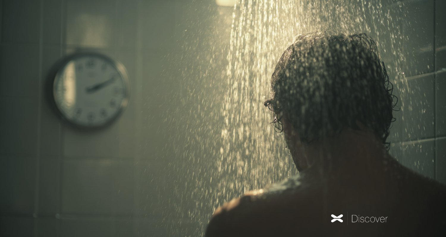 uomo doccia orologio acqua corrente